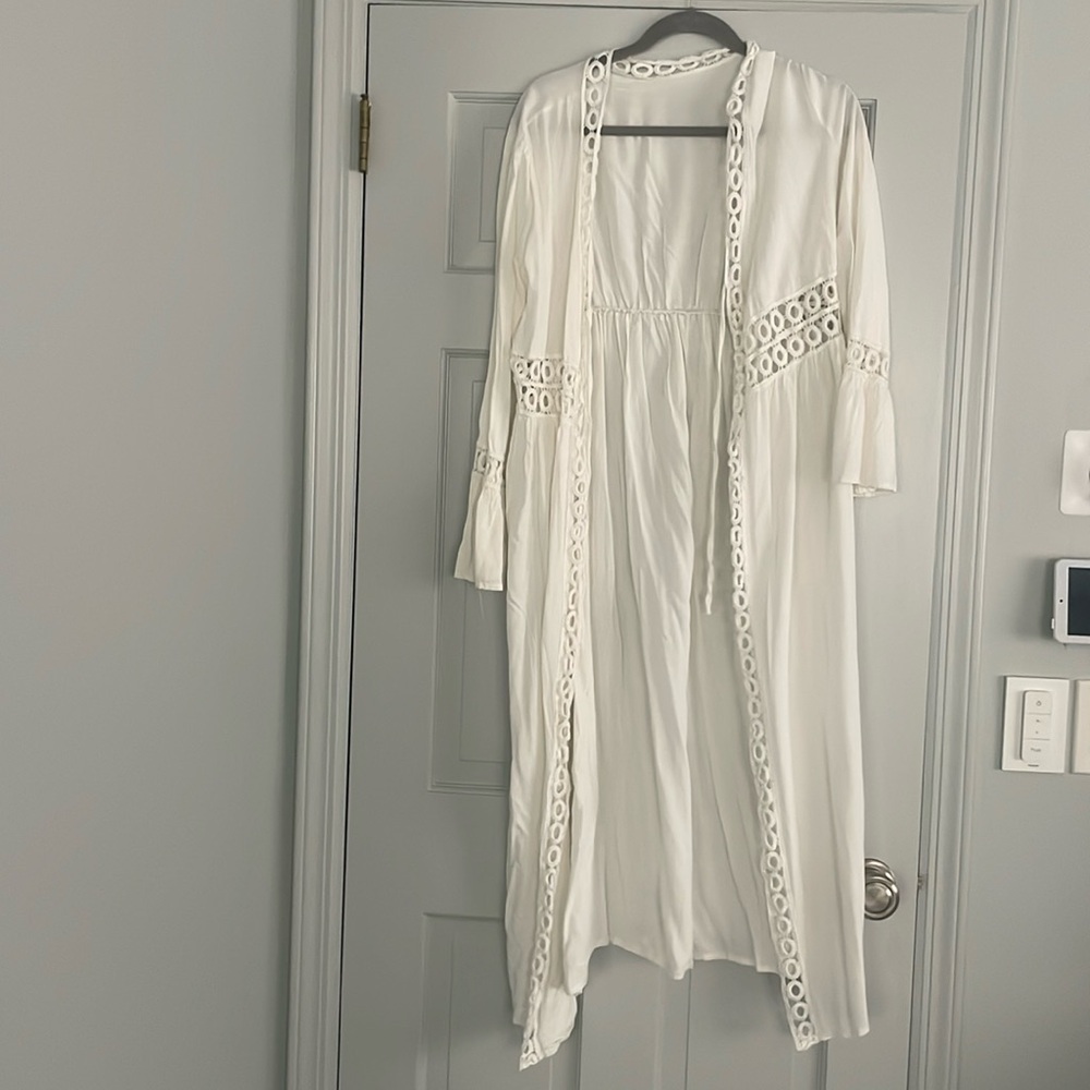 White long cover up - Picture 3 of 5